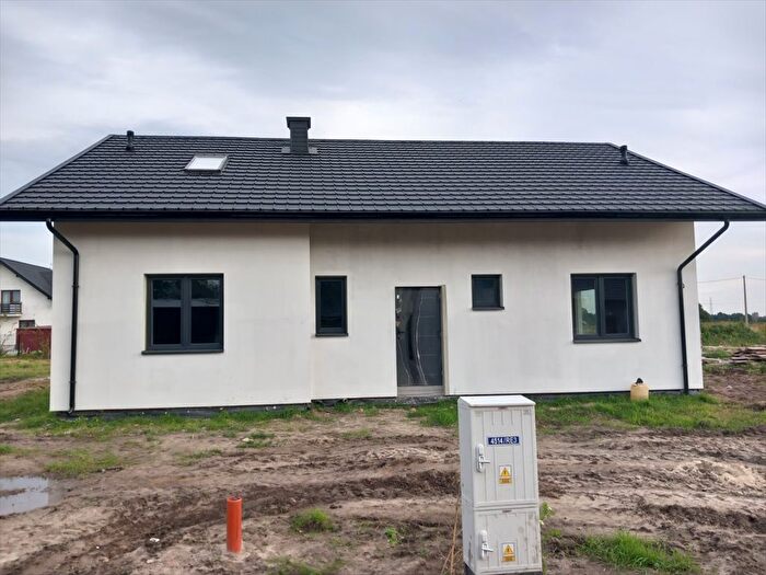 Dom 4-pokojowy na sprzedaż, Staszów