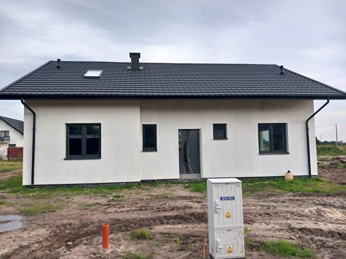 Dom 4-pokojowy na sprzedaż, Staszów
