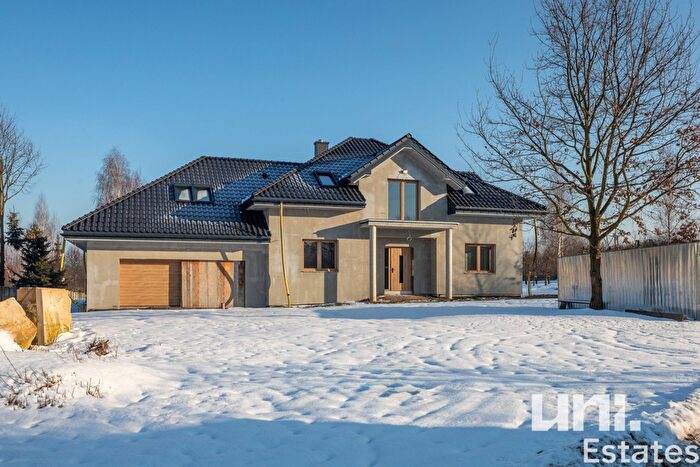 Dom 8-pokojowy na sprzedaż, Pomyków
